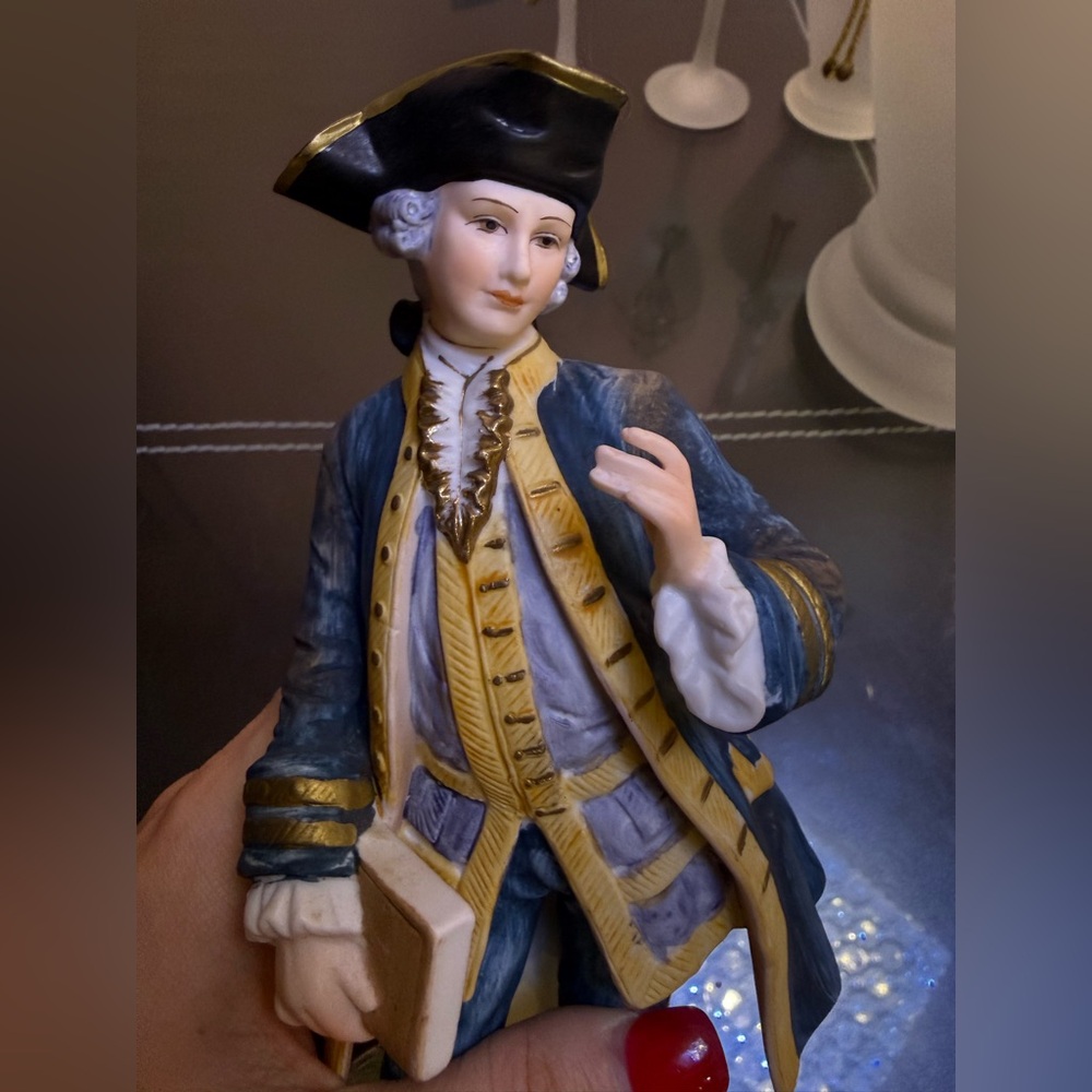 Vintage “Town Crier” Colonist Figurine – Andrea by Sadek - Picture 3 of 6